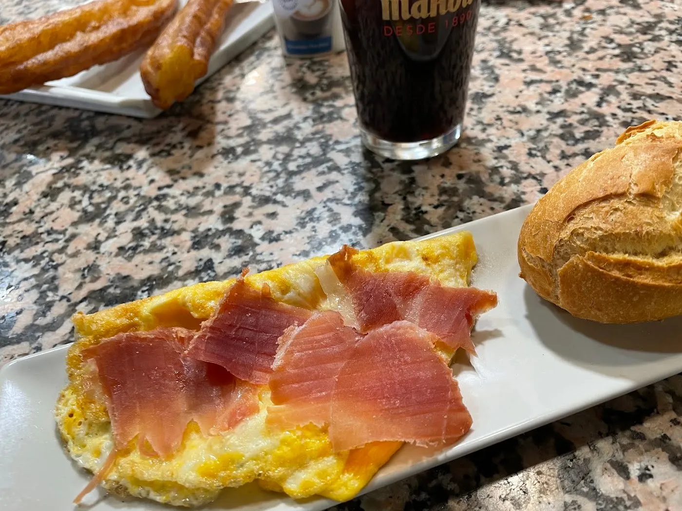 Tortilla francesa con jamón y pan