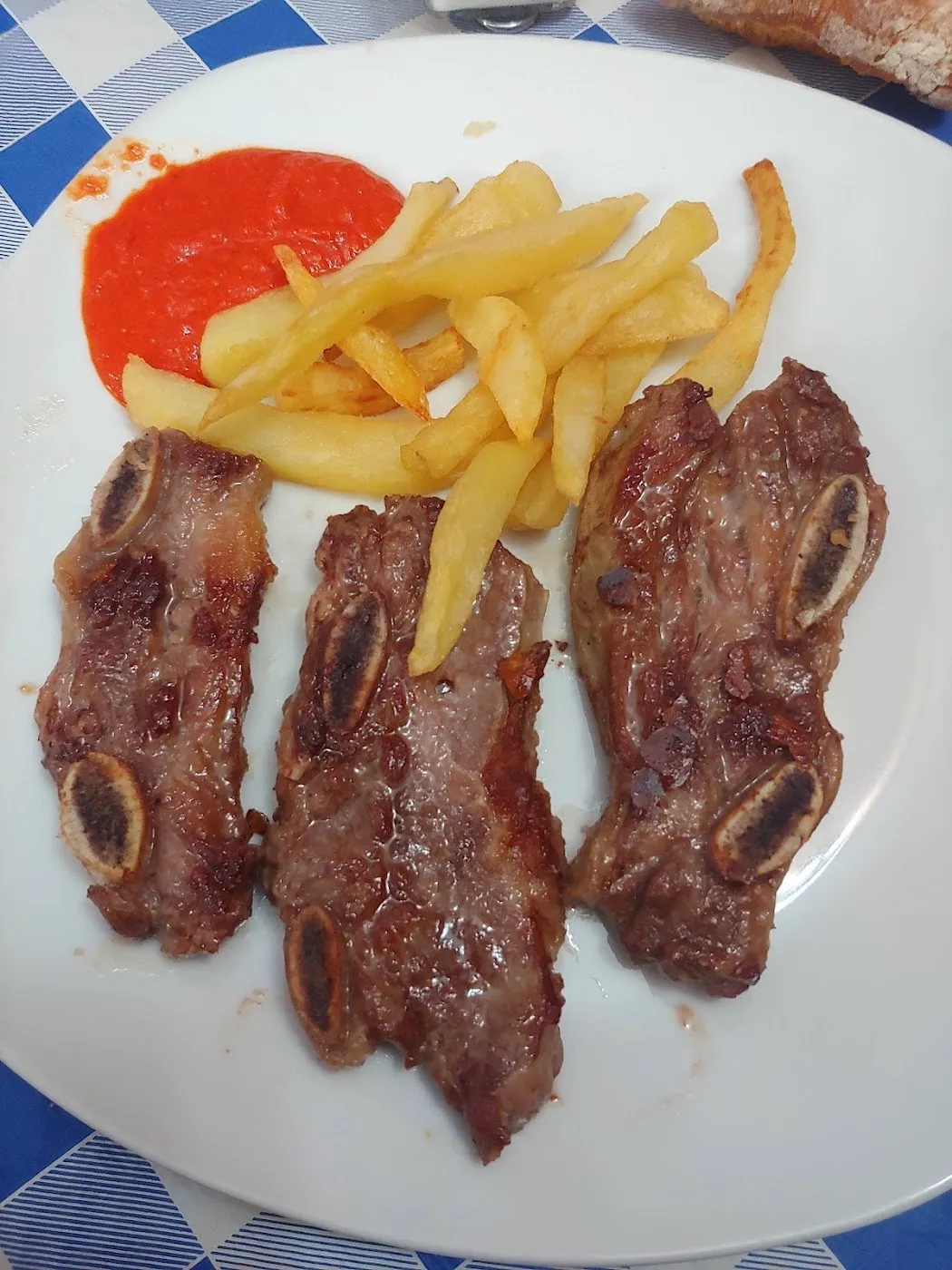 Carne a la plancha con patatas fritas