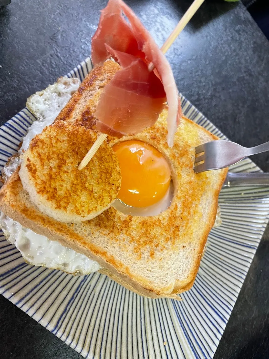 Tostada con huevo y jamón