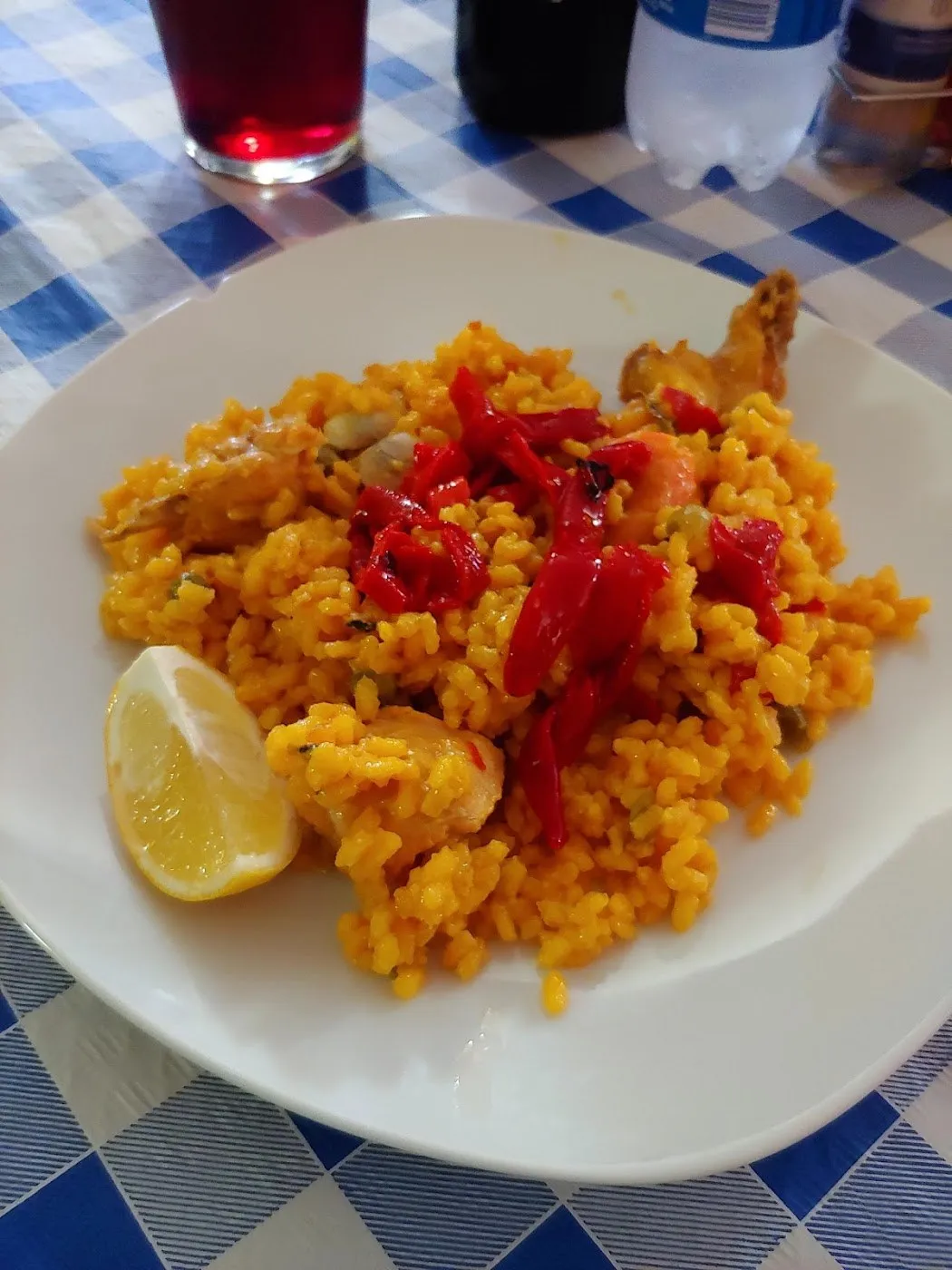 Paella con pimiento rojo y limón