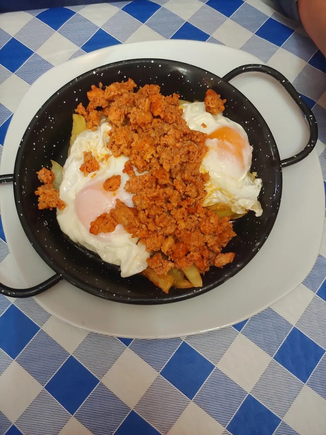 Huevos fritos con picadillo de chorizo