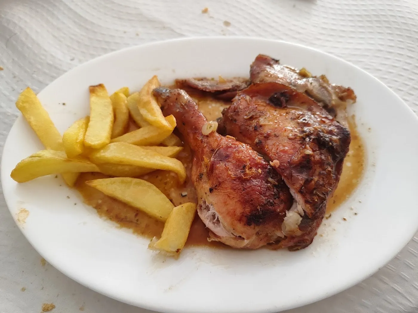 Pollo asado con patatas fritas