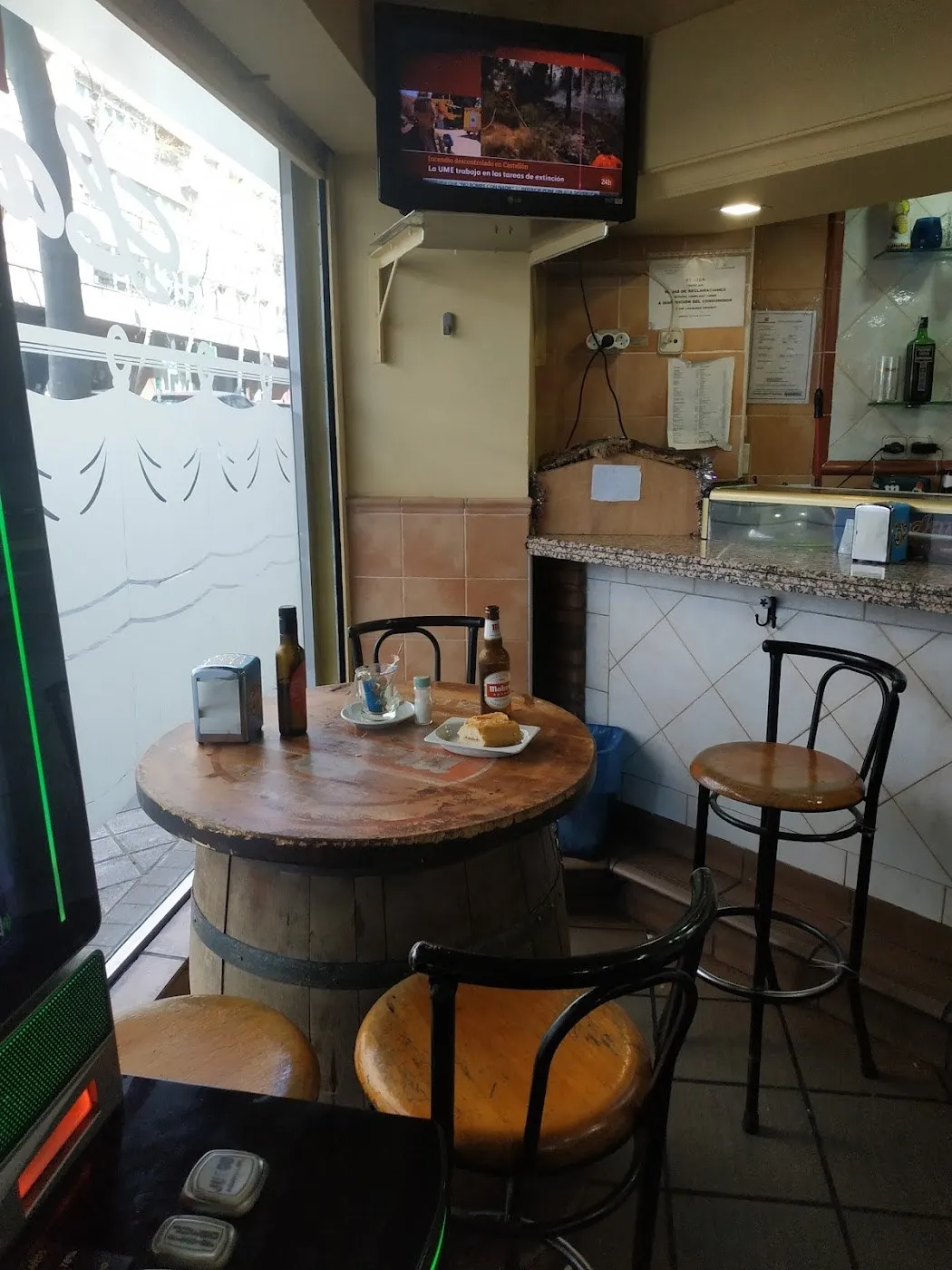 Mesa de barril junto a la ventana