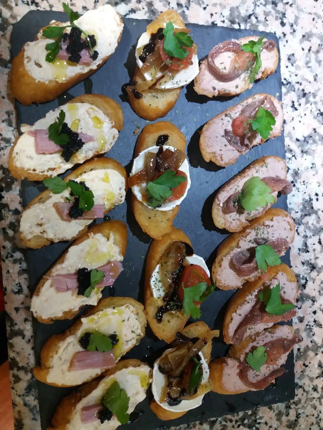 Montaditos variados en la barra